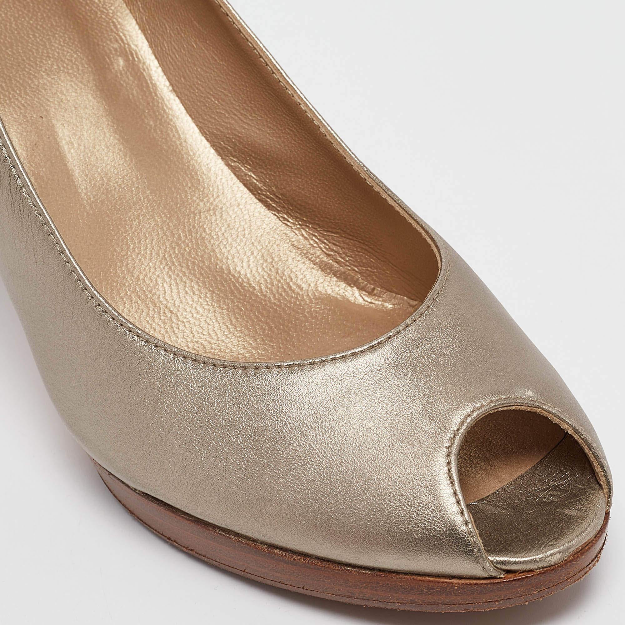 Stuart Weitzman escarpins à bout ouvert en cuir métallisé, taille 37,5 en vente 2