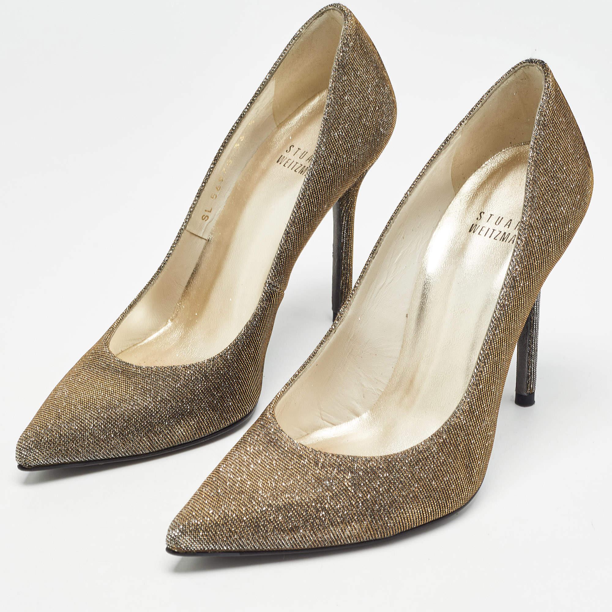 Aumenta il tuo quoziente di stile indossando queste décolleté della casa Stuart Weitzman. L'esterno in tessuto lurex metallizzato di queste décolleté è assolutamente fantastico. Caratterizzato da punta e tacco di 11,5 cm, questo paio di scarpe farà