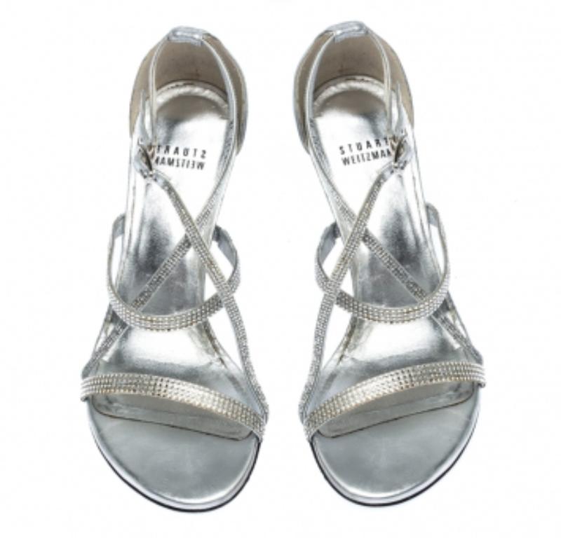 Argento Stuart Weitzman Sandali impreziositi da cristalli in argento metallizzato misura 38 in vendita