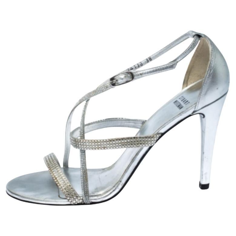 Stuart Weitzman Sandali impreziositi da cristalli in argento metallizzato misura 38 in vendita