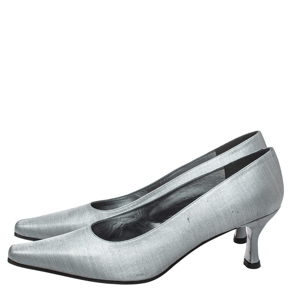 Stuart Weitzman Metallic Silver Fabric Pumps Size 39.5 In New Condition In Dubai, Al Qouz 2