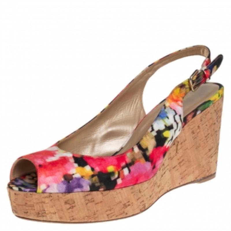 Fügen Sie Ihrer Schuhsammlung mit diesen Sandalen von Stuart Weitzman jede Menge Stil hinzu. Diese Sandalen versprühen klassischen, zeitgenössischen Charme mit ihren atemberaubenden Riemen aus Brokatstoff in Slingback-Form mit Schnallenverschluss.