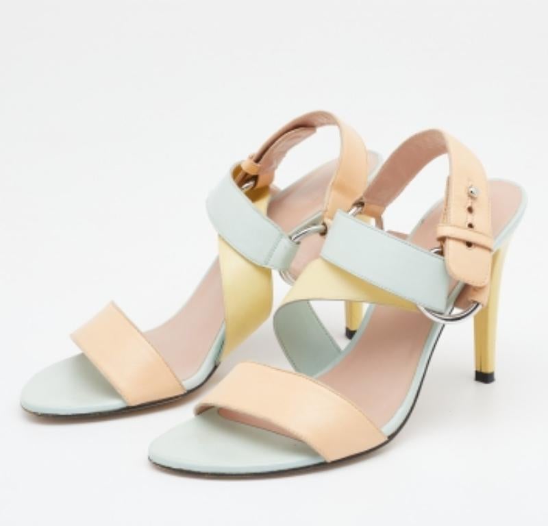 These Stuart Weitzman sandals will be a valuable addition to your closet. Constructed from leather, they are equipped with multicolor straps on the upper, a pin closure at the ankle, and 10.5cm heels.