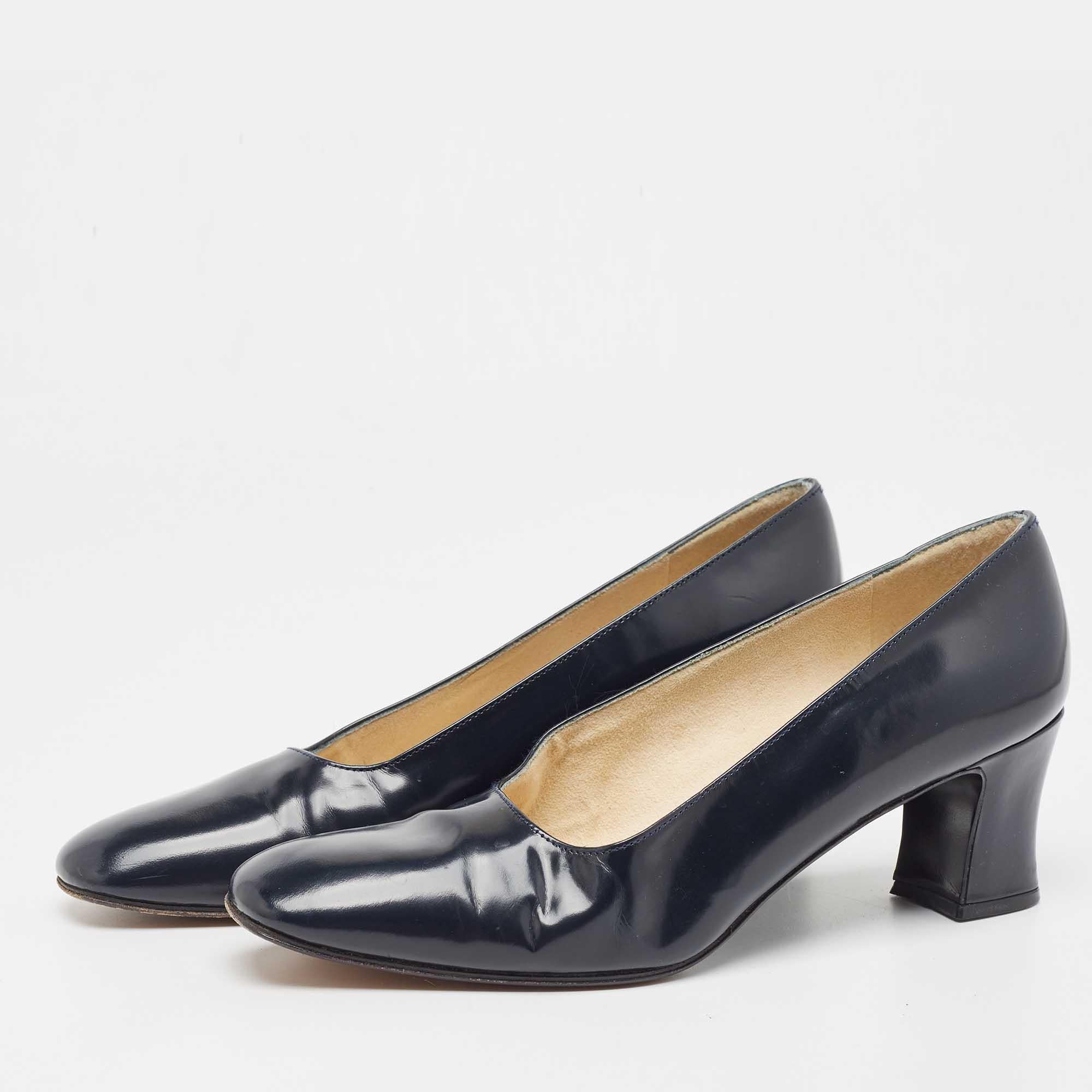 Haz una declaración de estilo chic con estos zapatos de salón de diseño. Presentan tacones robustos y suelas duraderas, ¡perfectos para tus salidas a la moda!
