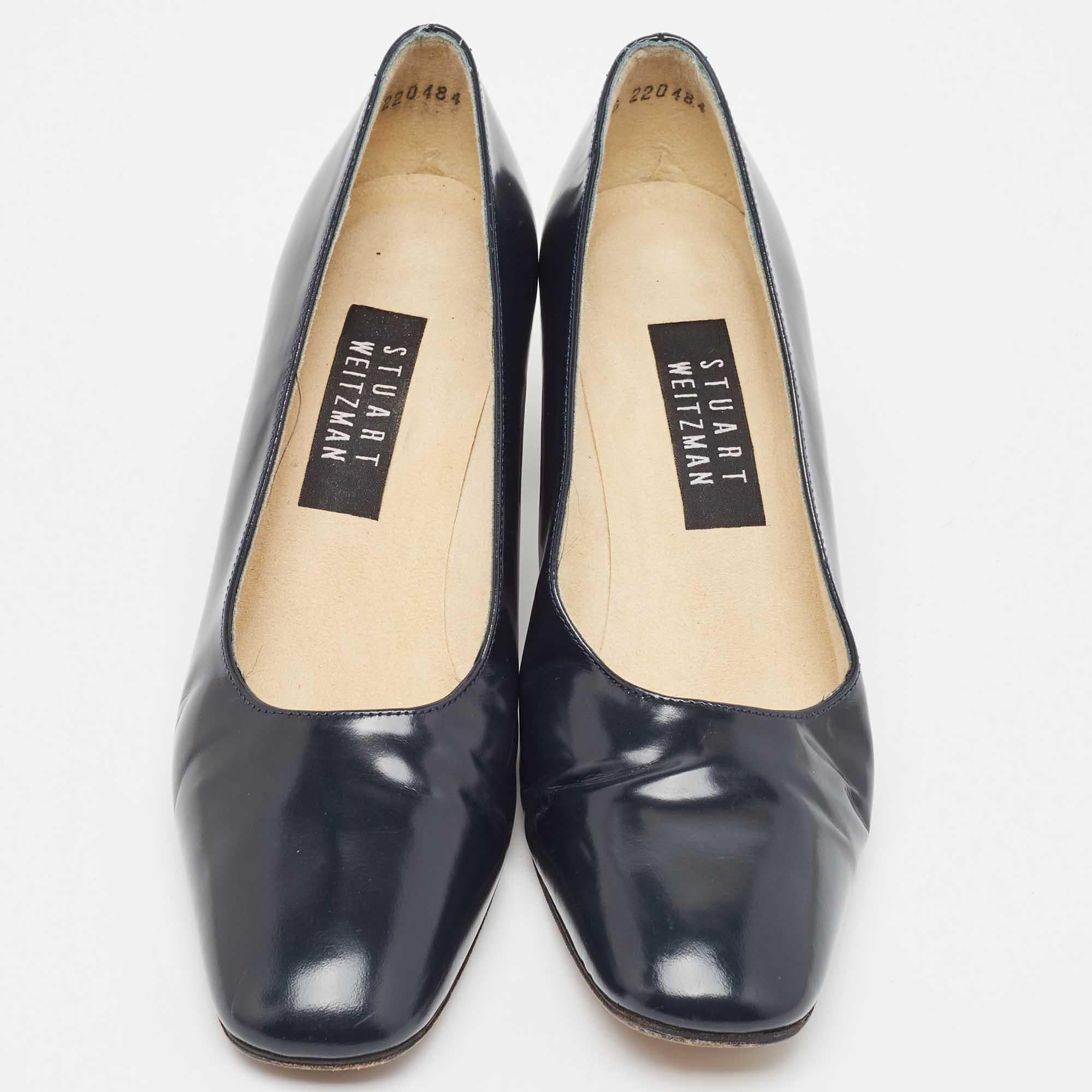Stuart Weitzman Bombas de punta cuadrada de charol azul marino talla 38 Negro en venta
