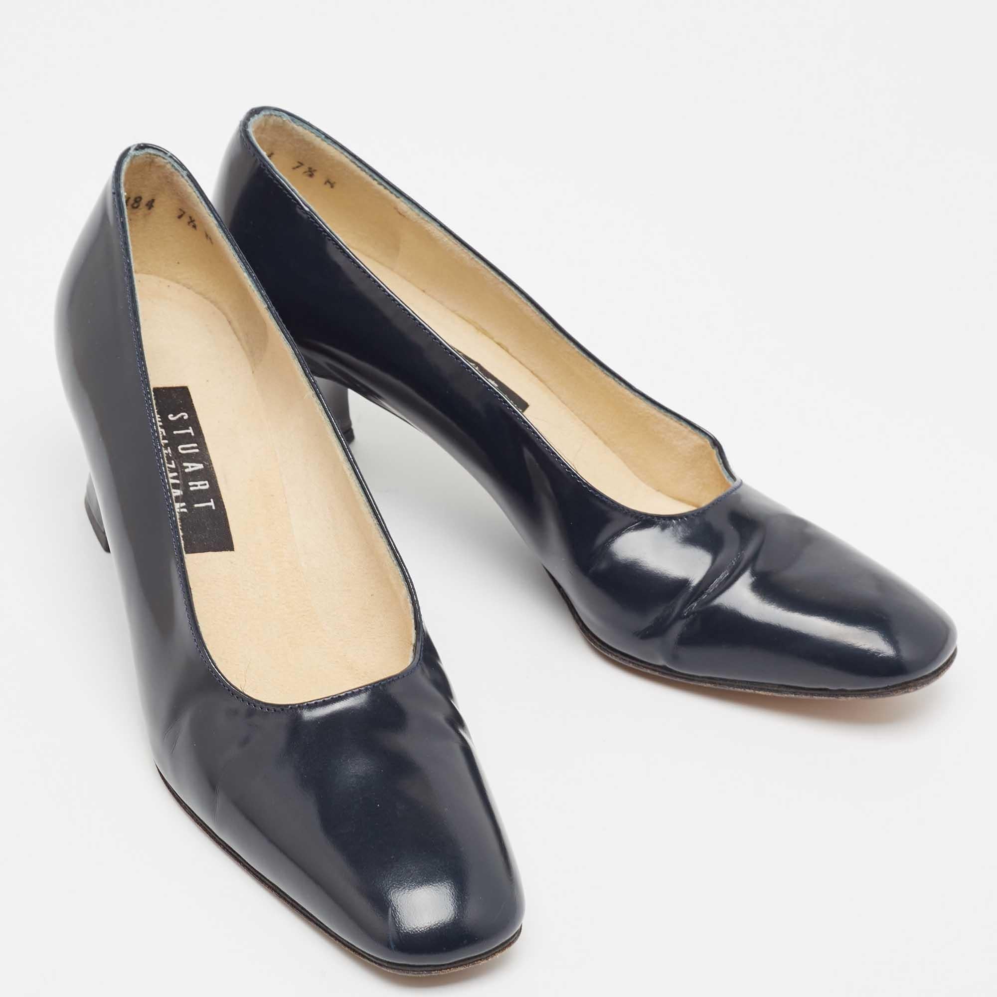 Stuart Weitzman Bombas de punta cuadrada de charol azul marino talla 38 en Bueno estado para la venta en Dubai, Al Qouz 2