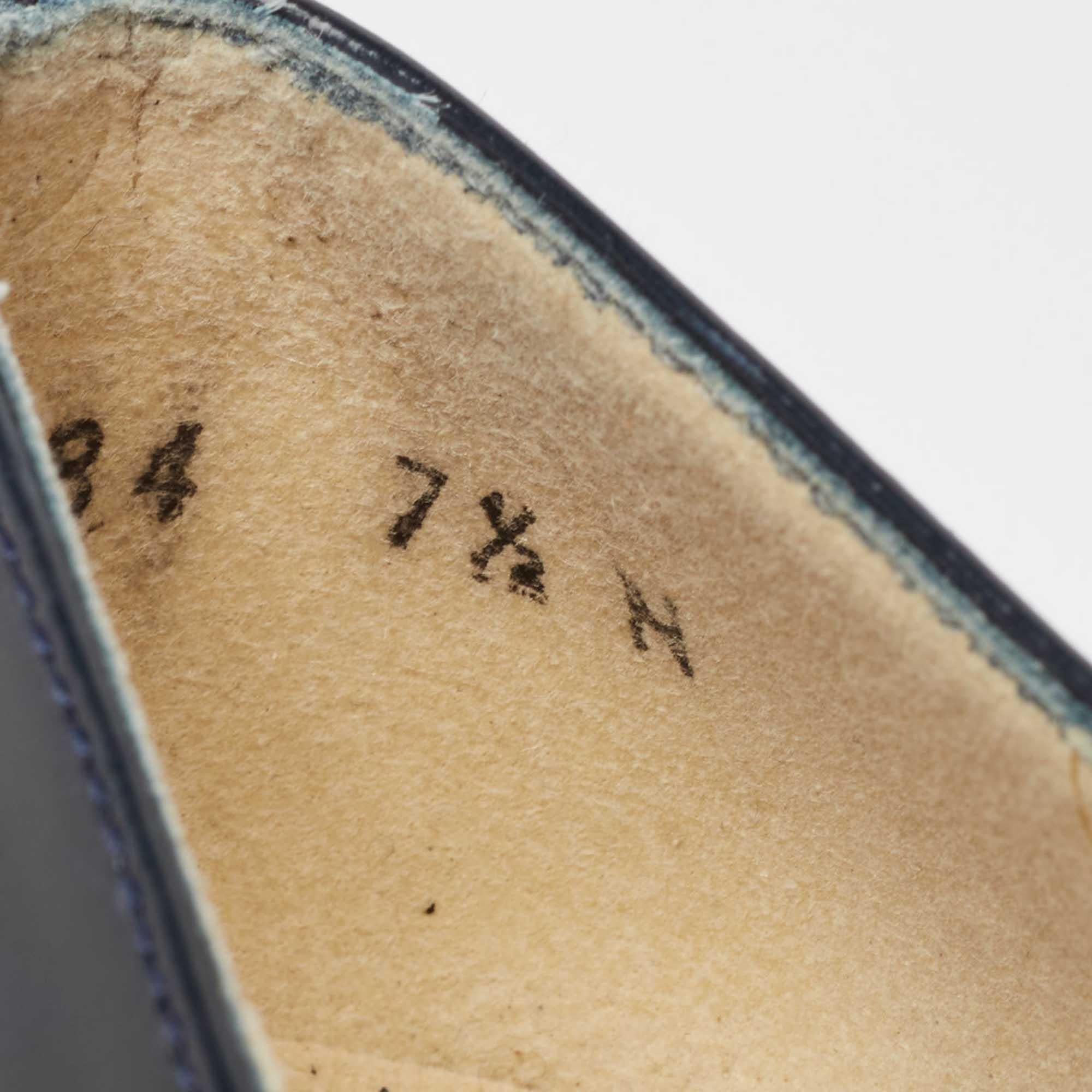 Stuart Weitzman Bombas de punta cuadrada de charol azul marino talla 38 en venta 2
