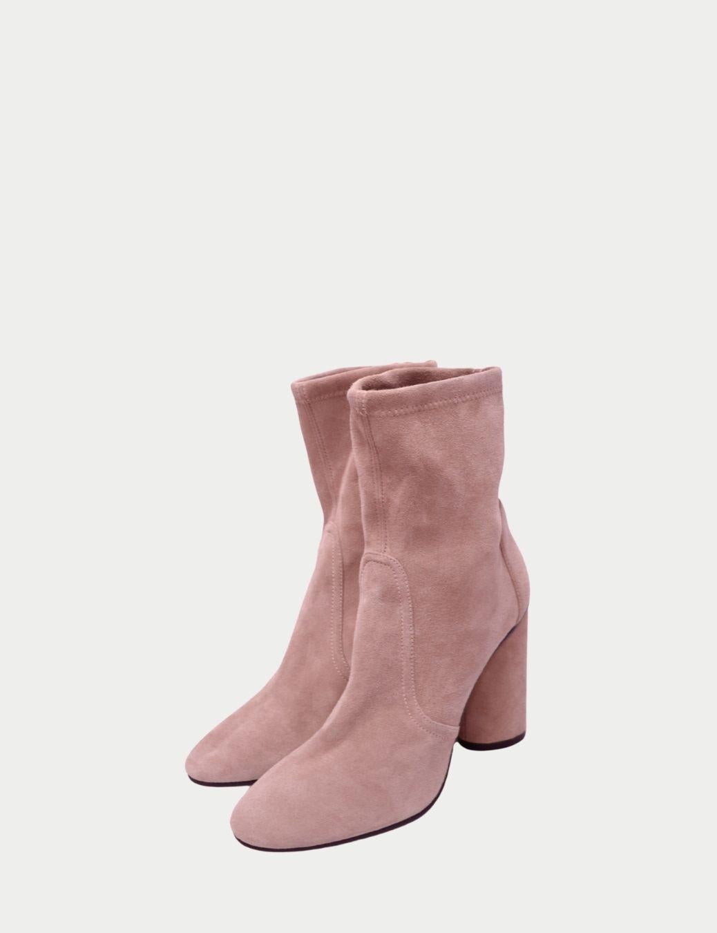 Stuart Weitzman Nude Pink Suede Block Heel Ankle Boots

Mélange intemporel d'élégance et de facilité à porter au quotidien, ces bottines en daim Stuart Weitzman Nude Pink sont un indispensable de la garde-robe de la femme moderne. Confectionnées en