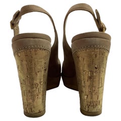 Stuart Weitzman Peep-Toe-Slingback-Pumps mit Keilabsatz aus braunem Wildleder