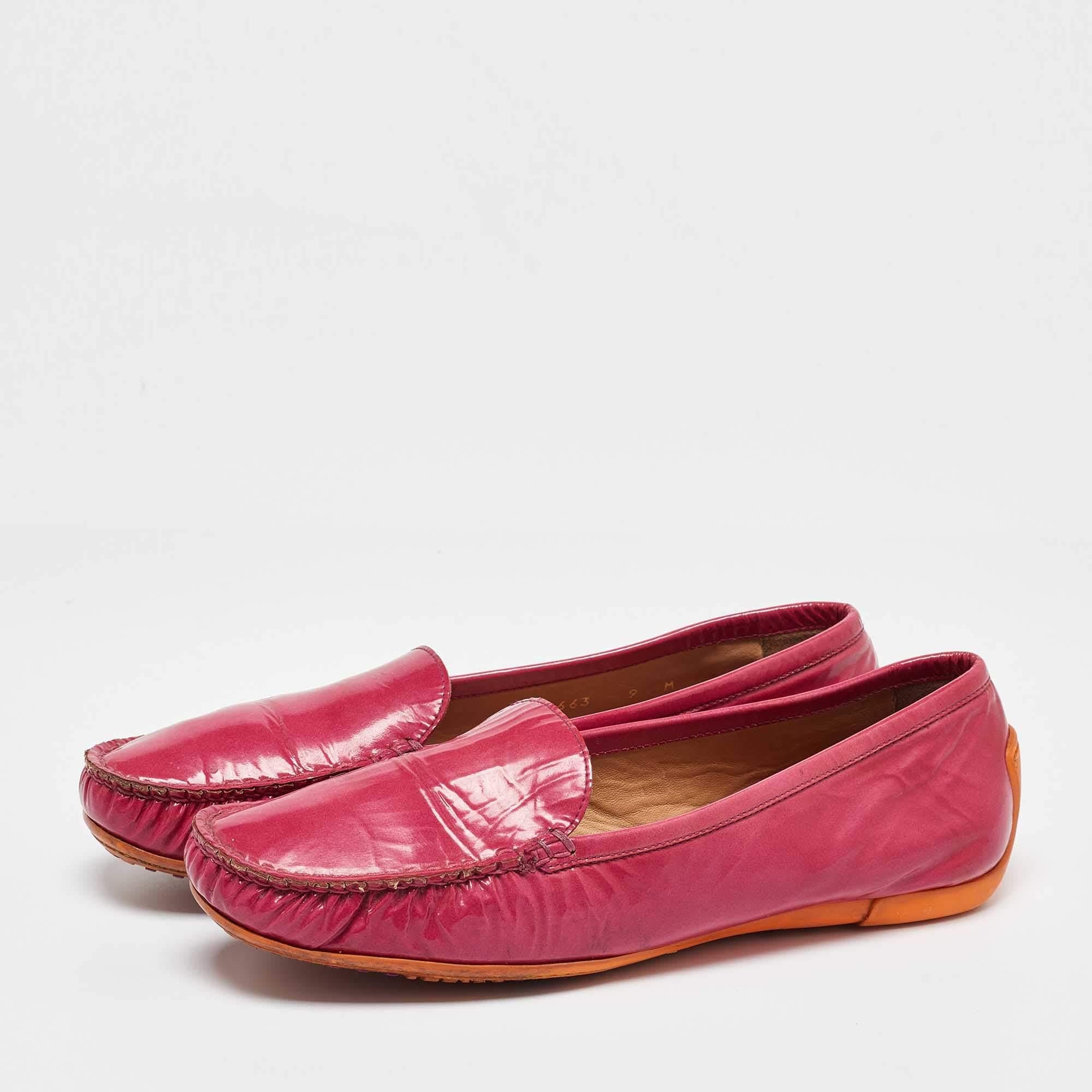 Este par de mocasines de Stuart Weitzman, creados a propósito para irradiar estilo y comodidad allá donde vayas, merece la pena comprarlos. Están fabricados con charol y presentan una silueta fácil de calzar.