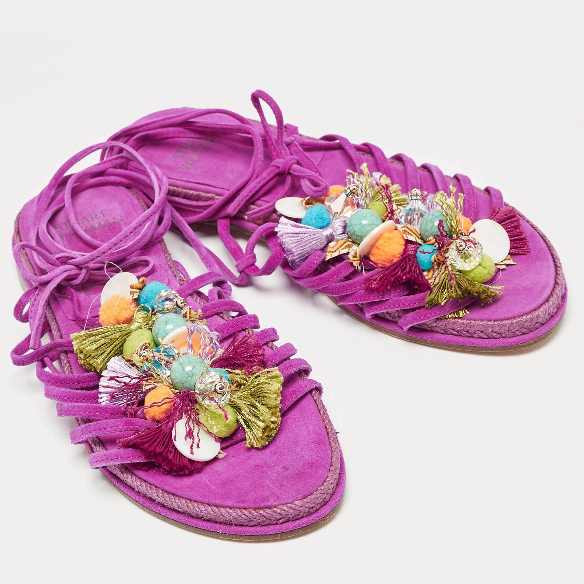Stuart Weitzman Bailarinas de ante rosa con cordones adornados talla 36 en Bastante bueno estado para la venta en Dubai, Al Qouz 2
