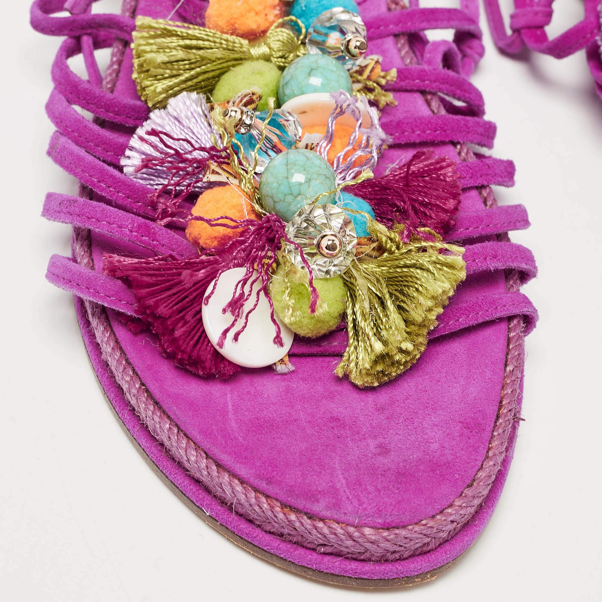 Stuart Weitzman Bailarinas de ante rosa con cordones adornados talla 36 en venta 2