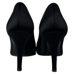 Décolleté a punta di Stuart Weitzman in raso nero