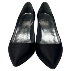 Décolleté a punta di Stuart Weitzman in raso nero