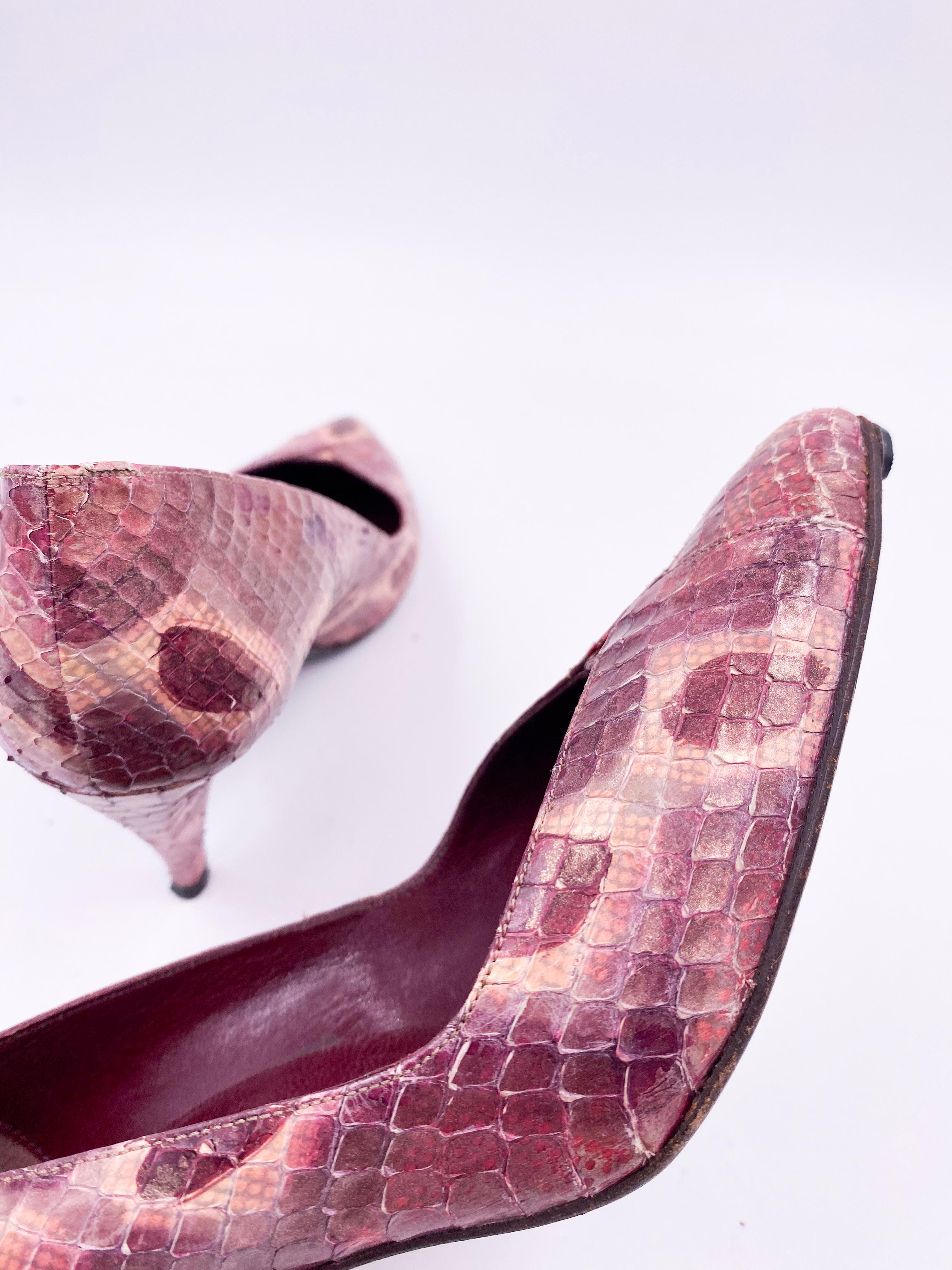 Stuart Weitzman - Escarpins en peau de serpent - Violet en vente 6