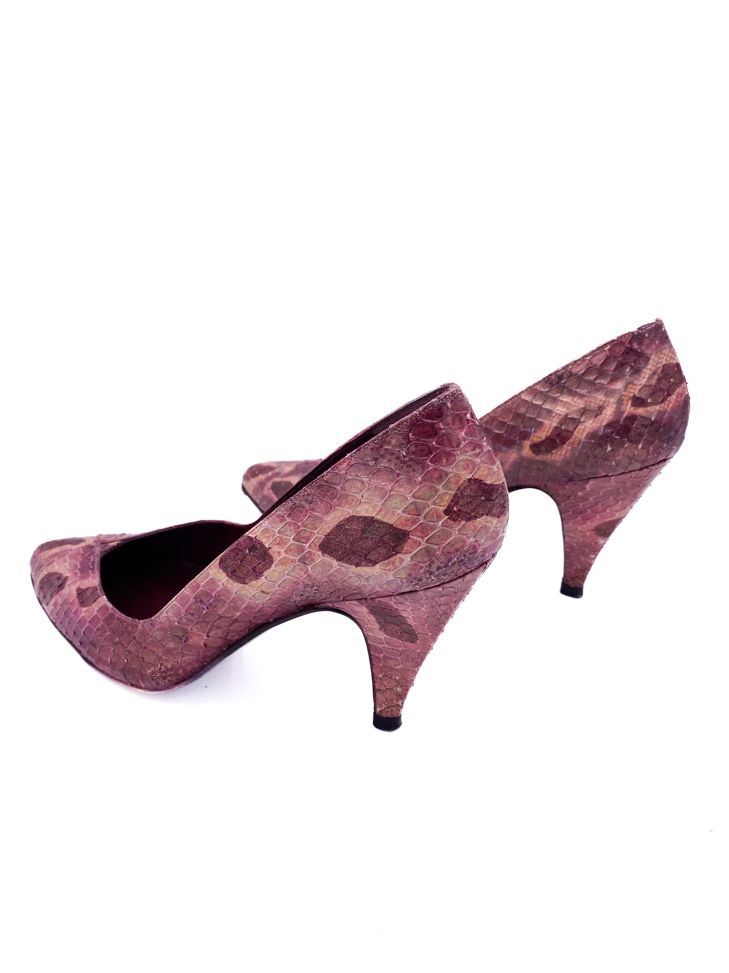 Stuart Weitzman - Escarpins en peau de serpent - Violet en vente 7