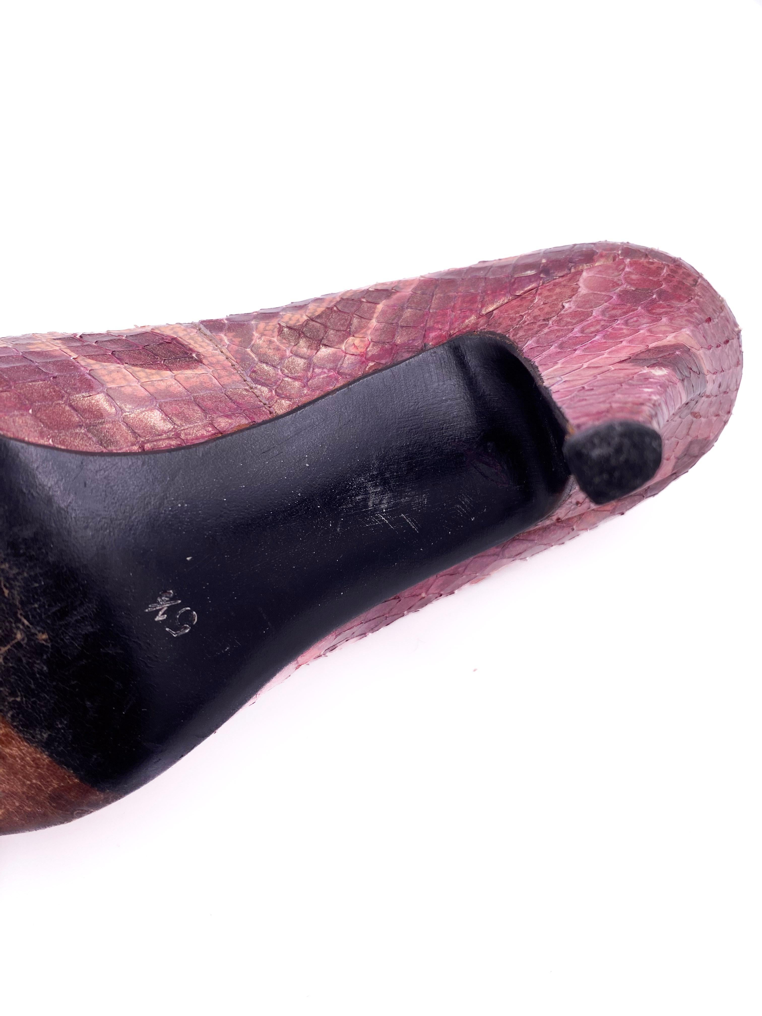 Stuart Weitzman - Escarpins en peau de serpent - Violet en vente 4