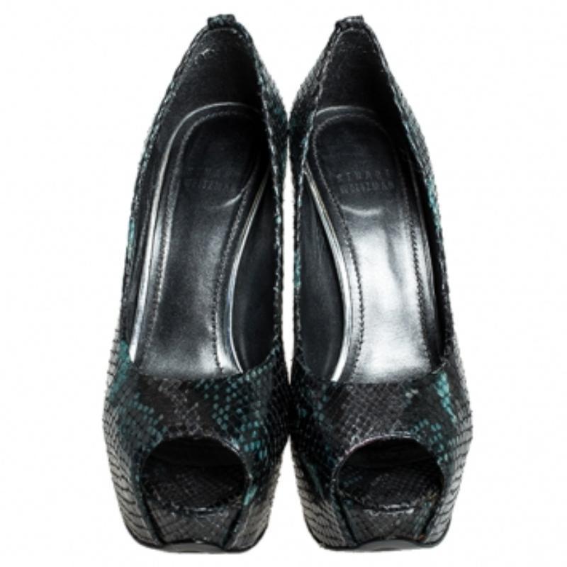 Stuart Weitzman Python geprägte Leder Plattform Peep Toe Pumps Größe 37 (Schwarz) im Angebot
