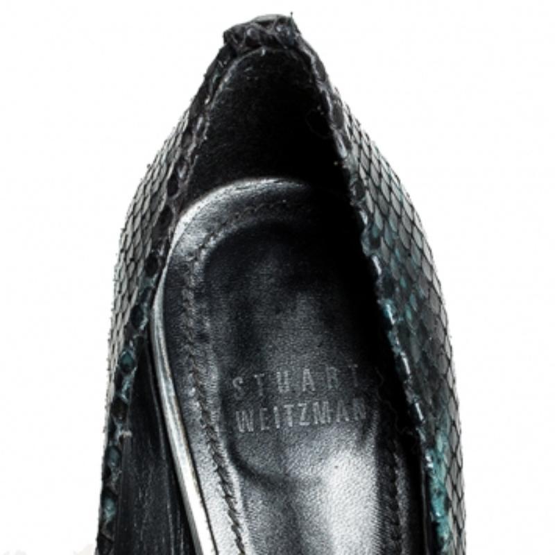 Stuart Weitzman Python geprägte Leder Plattform Peep Toe Pumps Größe 37 im Zustand „Relativ gut“ im Angebot in Dubai, Al Qouz 2