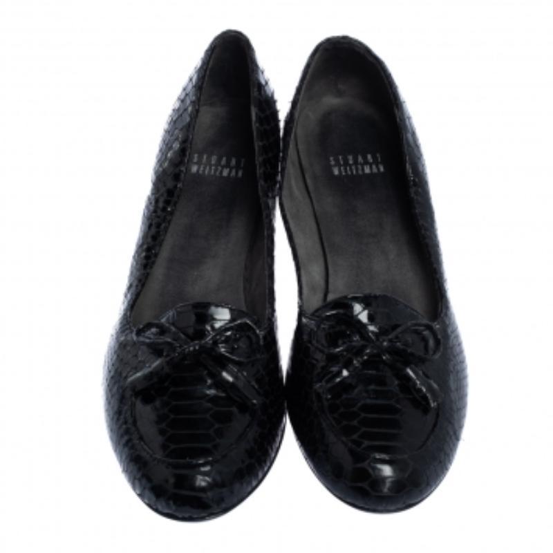 This pair of pumps from Stuart Weitzman is an eternal classic! The black pumps have been crafted from python-embossed leather and styled with a bow on the vamps. They come equipped with comfortable leather-lined insoles and 5.5 cm wedge heels.