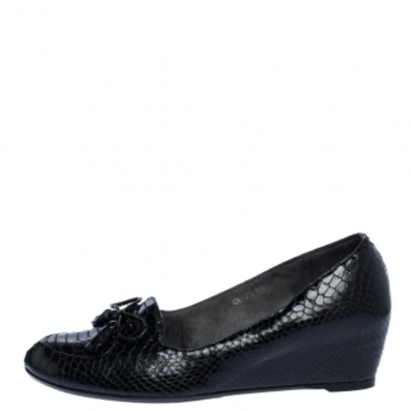 Stuart Weitzman Python Embossed Leather Wedge Bow Detail Loafer Pumps Size 38 im Zustand „Gut“ im Angebot in Dubai, Al Qouz 2