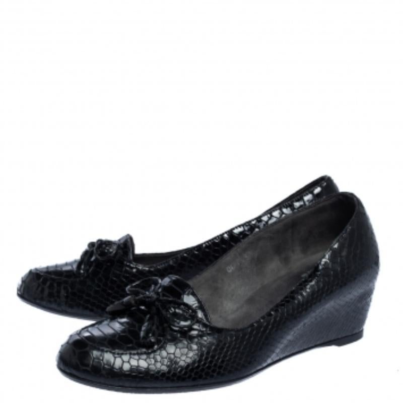 Stuart Weitzman Python Embossed Leather Wedge Bow Detail Loafer Pumps Size 38 Damen im Angebot