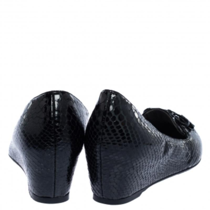 Stuart Weitzman Python Embossed Leather Wedge Bow Detail Loafer Pumps Size 38 im Angebot 2
