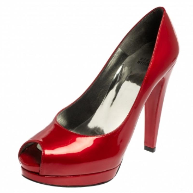 Timelessly elegant and stylish, Stuart Weitzman's collections capture the effortless, nonchalant finesse of the modern woman. Crafted from patent leather in a red hue, the pumps are adorned with high heels supported by platforms and peep toes.