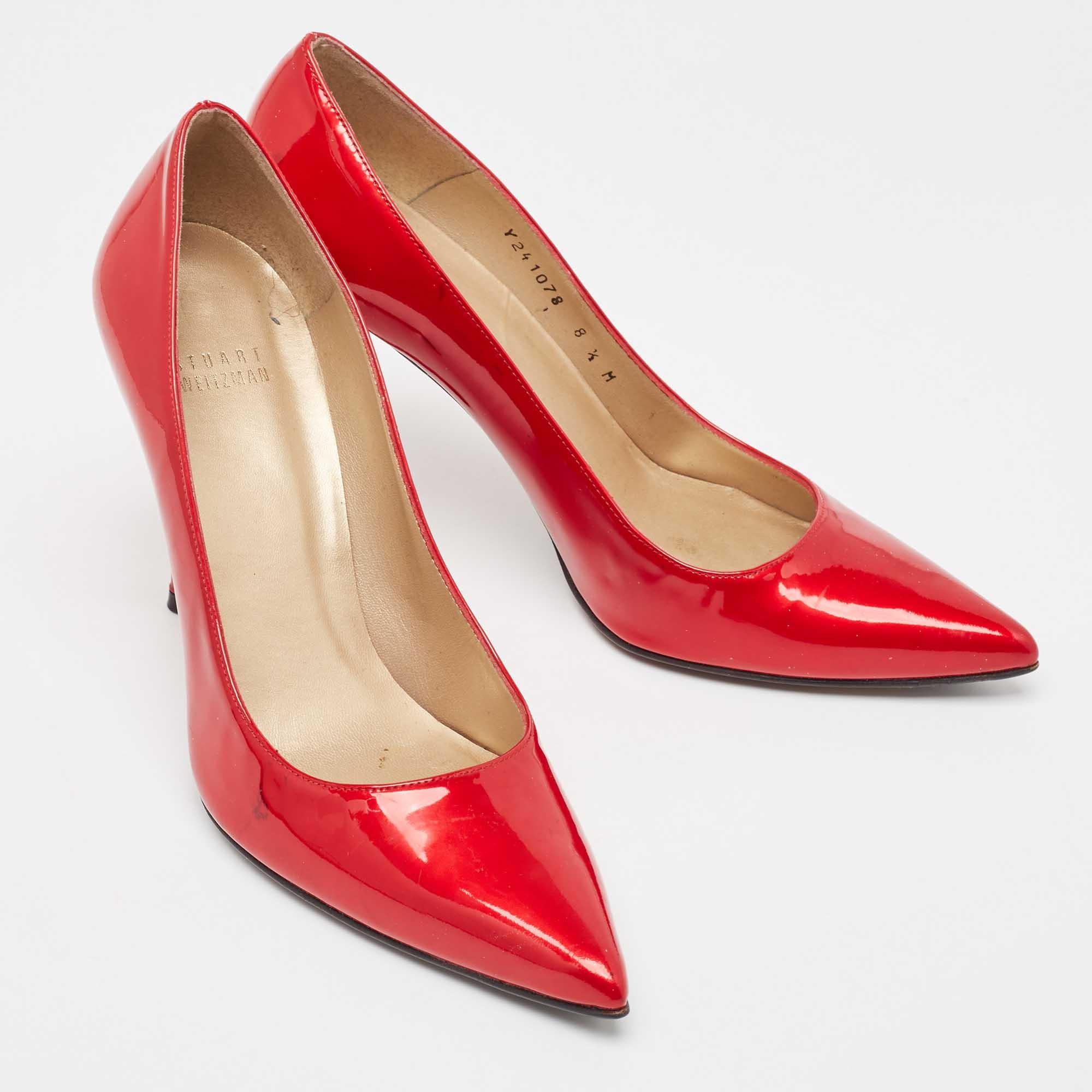 Stuart Weitzman - Escarpins Stuart en cuir verni rouge, taille 39 Bon état - En vente à Dubai, Al Qouz 2