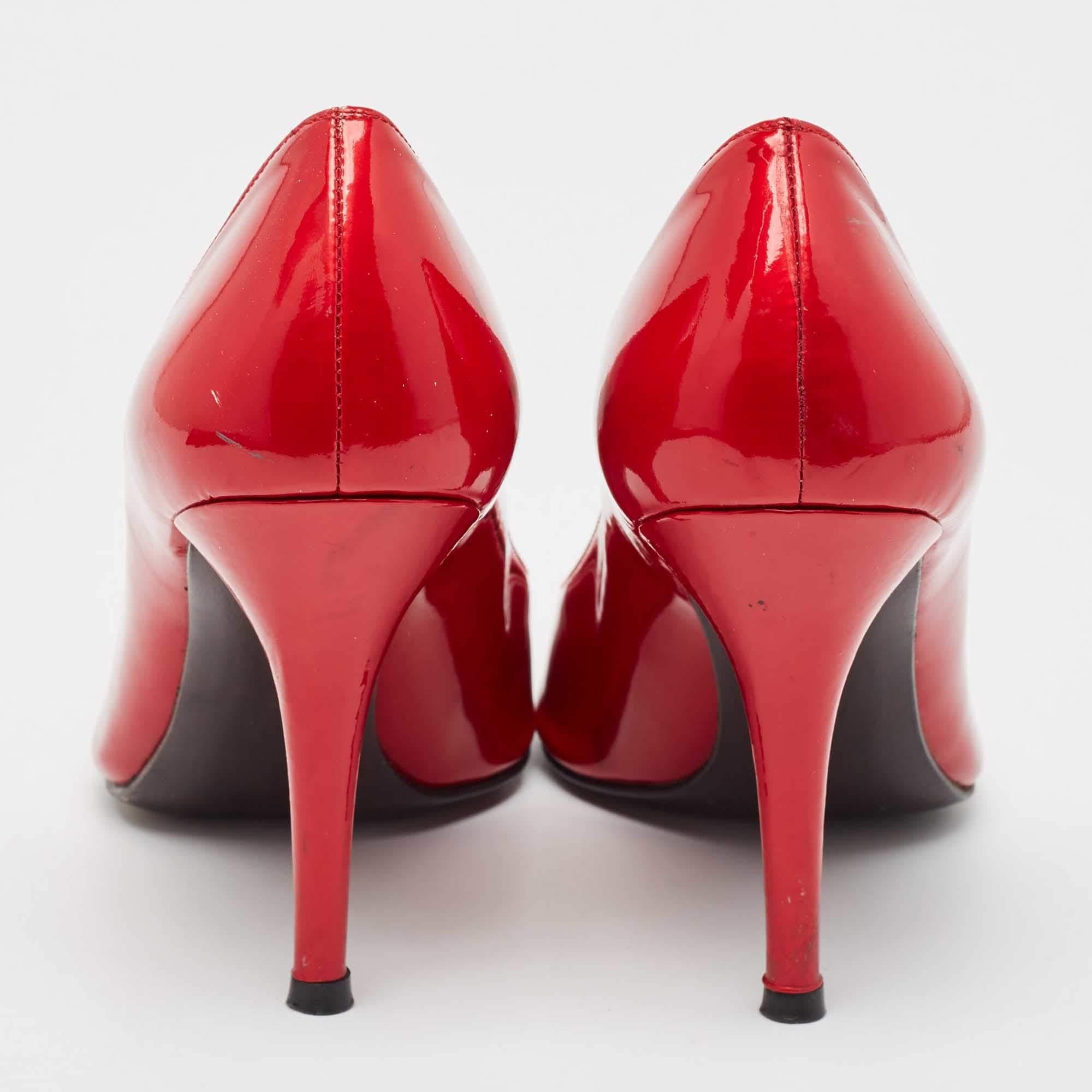 Stuart Weitzman - Escarpins Stuart en cuir verni rouge, taille 39 Pour femmes en vente