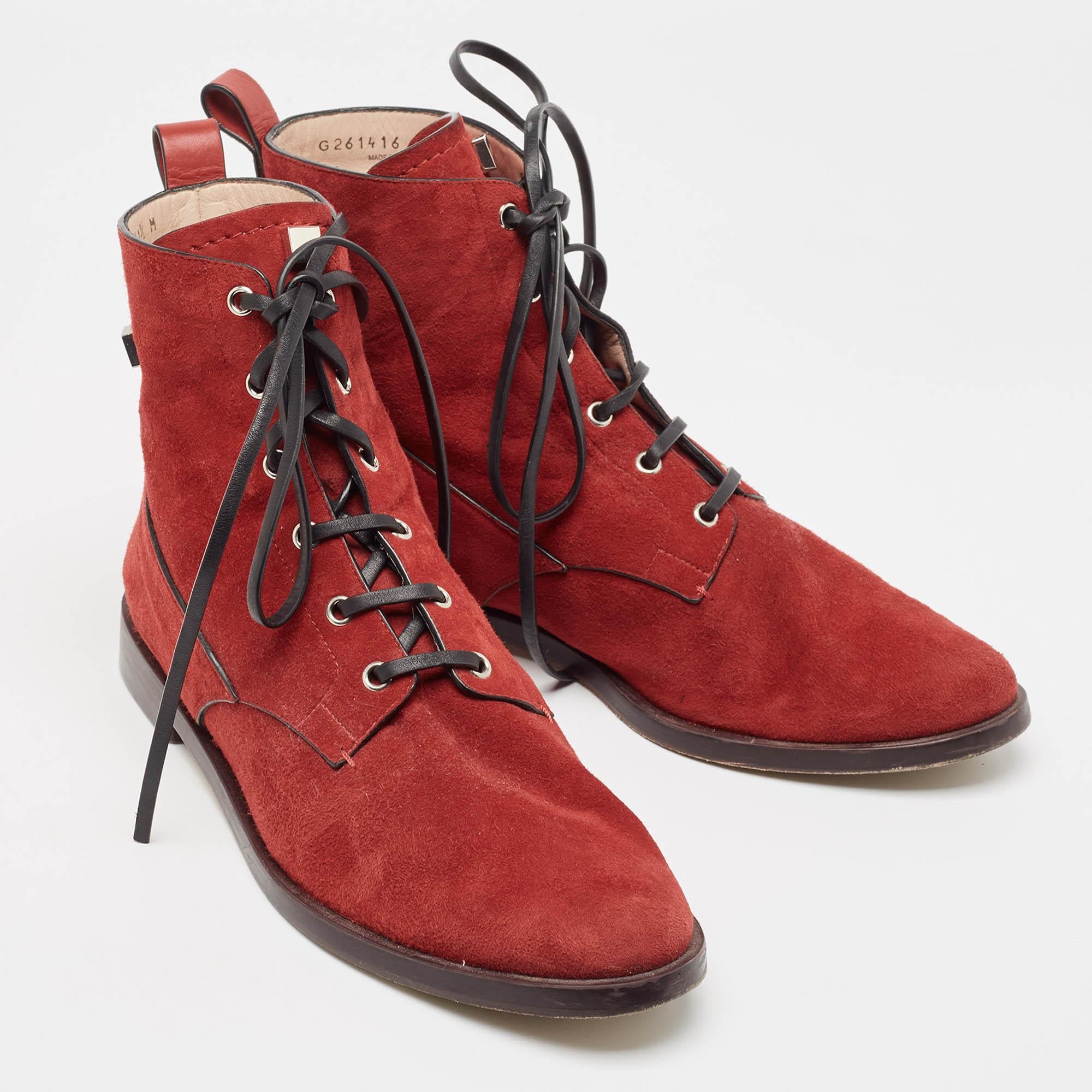 Stuart Weitzman - Bottines rouges en daim et cuir, taille 42,5 Bon état - En vente à Dubai, Al Qouz 2