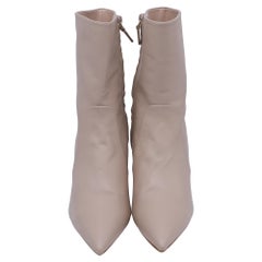 Stivaletti a punta Renegade di Stuart Weitzman in pelle beige