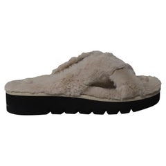 Sandali Roza Lift Slides di Stuart Weitzman in pelliccia sintetica color crema