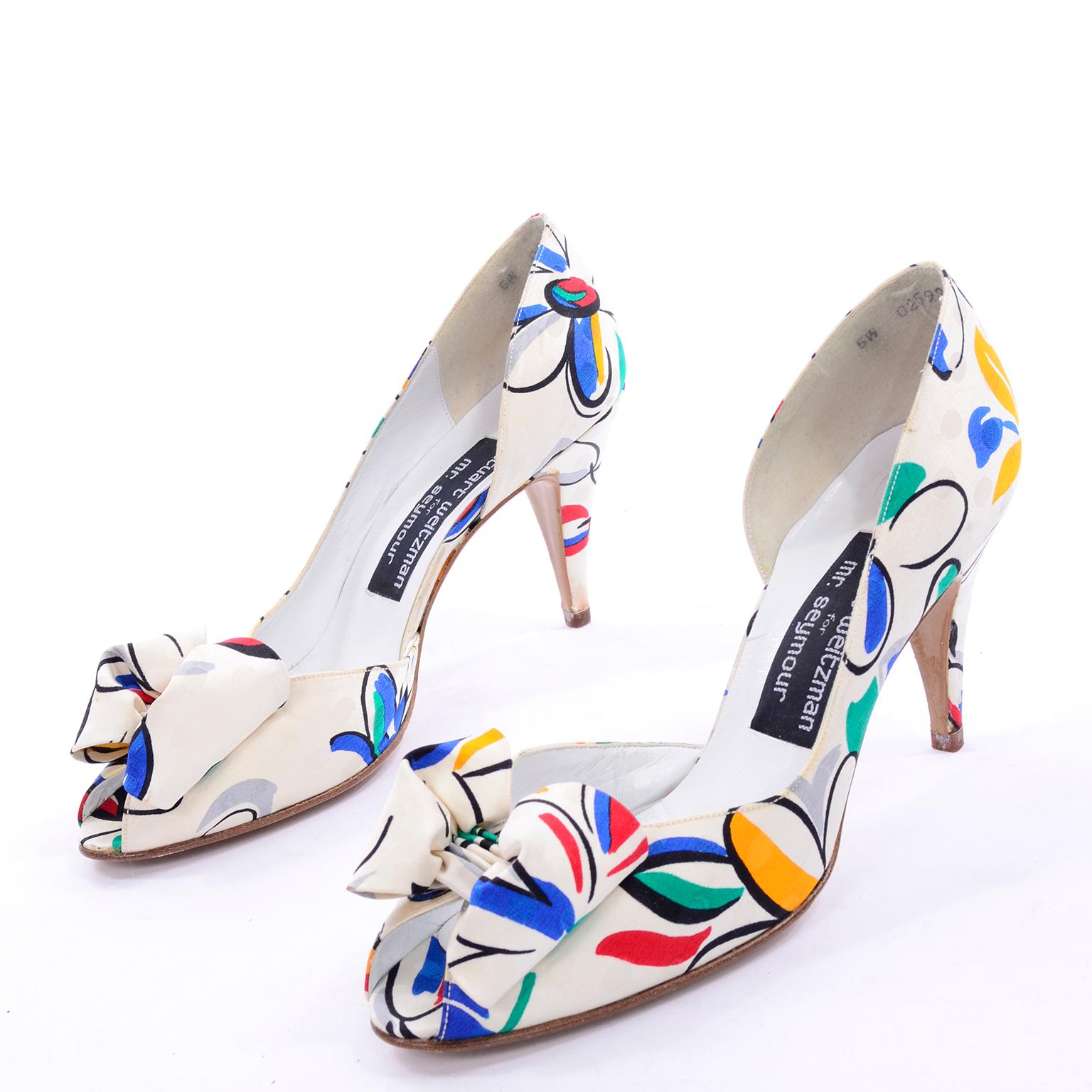 Gris Stuart Weitzman - Chaussures à talons à bout ouvert en tissu imprimé floral vintage avec nœud, Taille 7 en vente