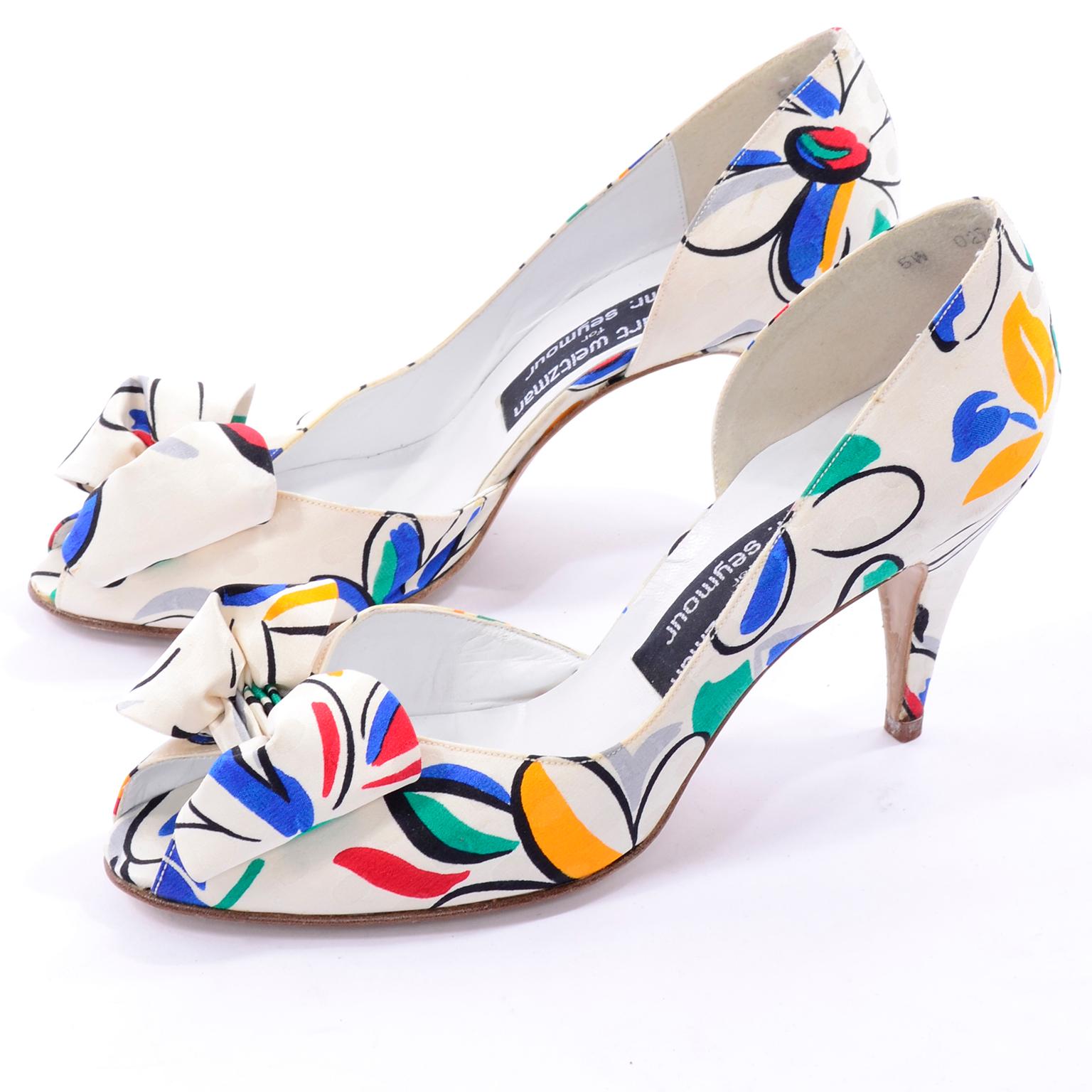 Grigio Stuart Weitzman - Scarpe Vintage con stampa floreale e tacchi a spillo con fiocco - misura 7 in vendita