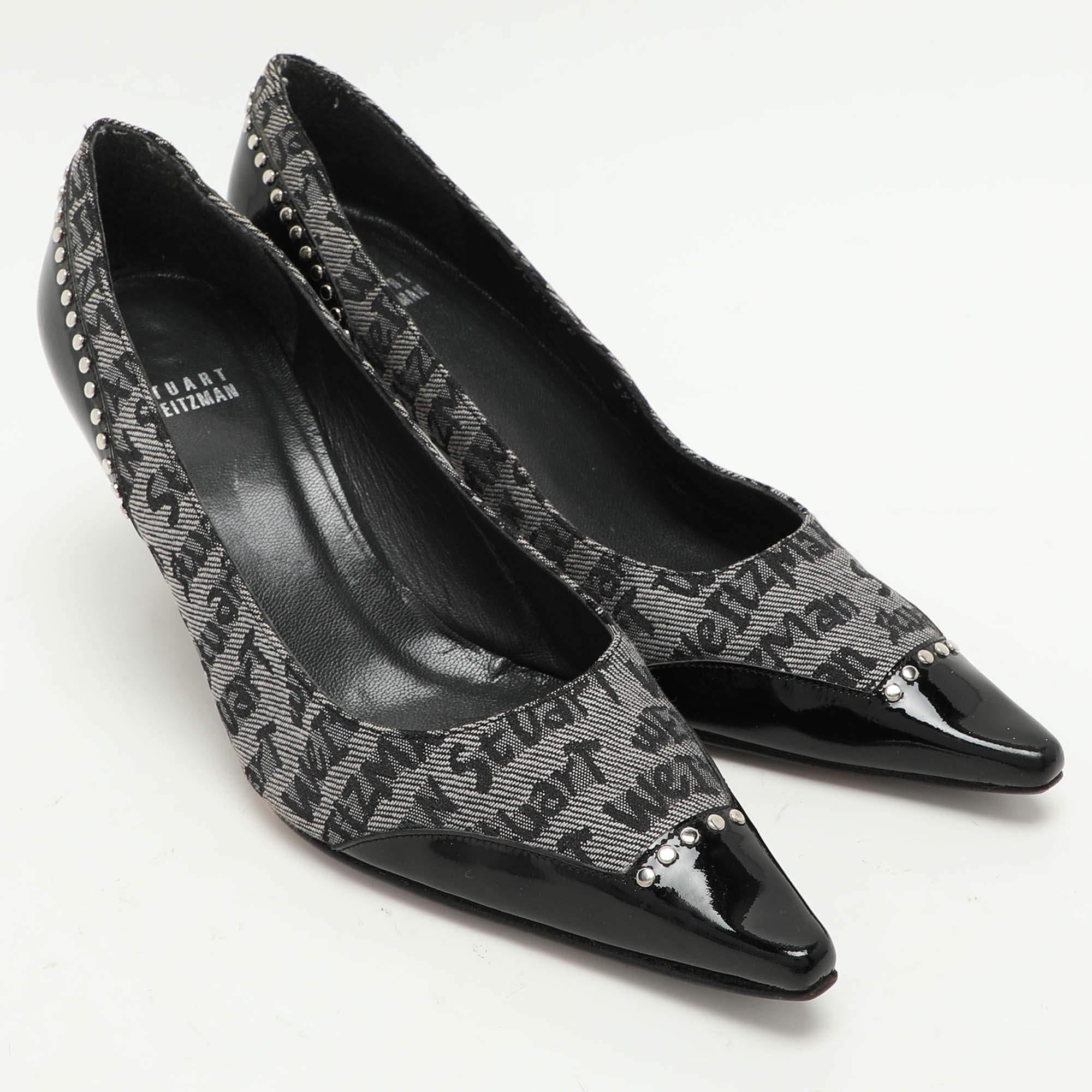 Escarpins Stuart Weitzman Signature en toile et cuir verni embellis, taille 39,5 Bon état - En vente à Dubai, Al Qouz 2