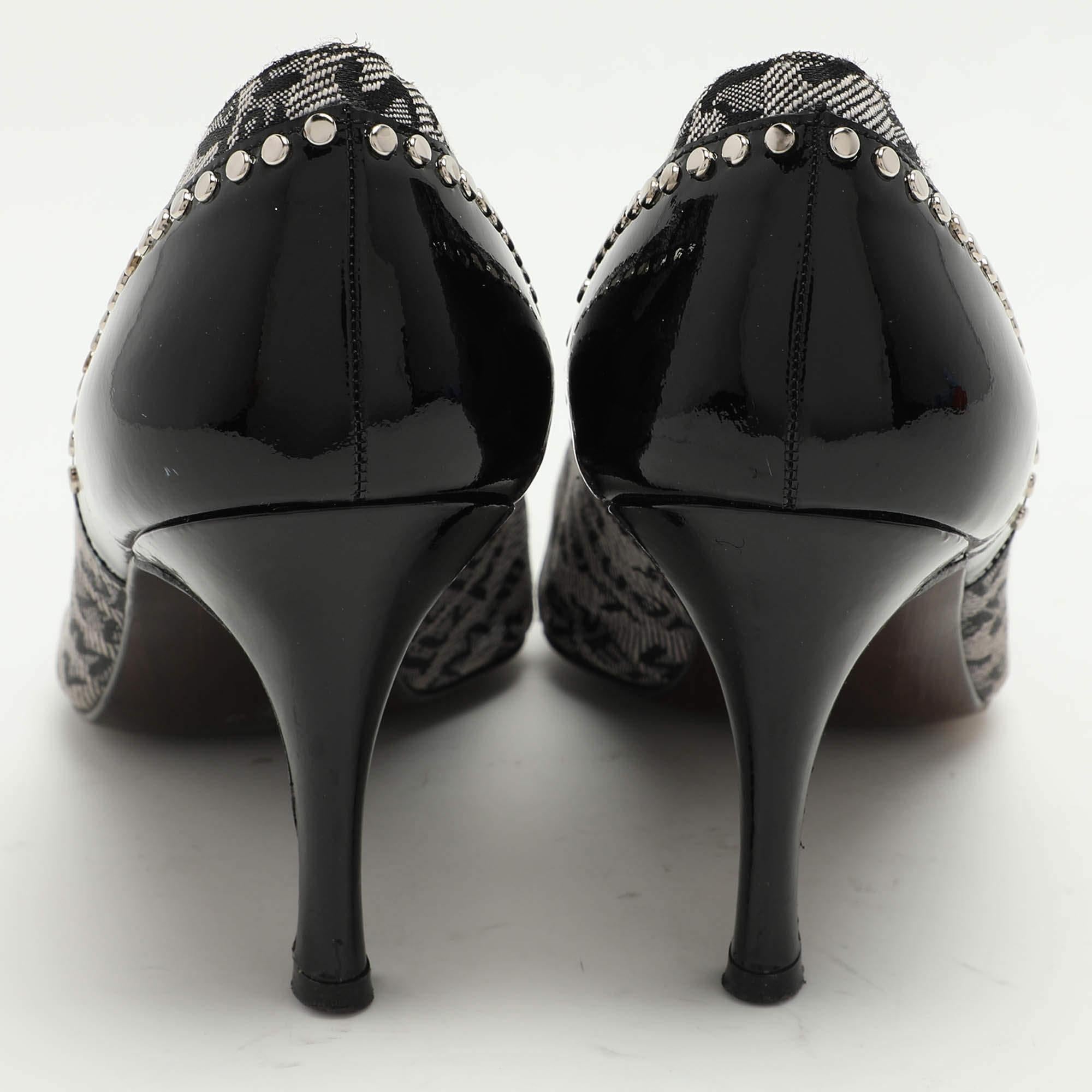 Escarpins Stuart Weitzman Signature en toile et cuir verni embellis, taille 39,5 Pour femmes en vente