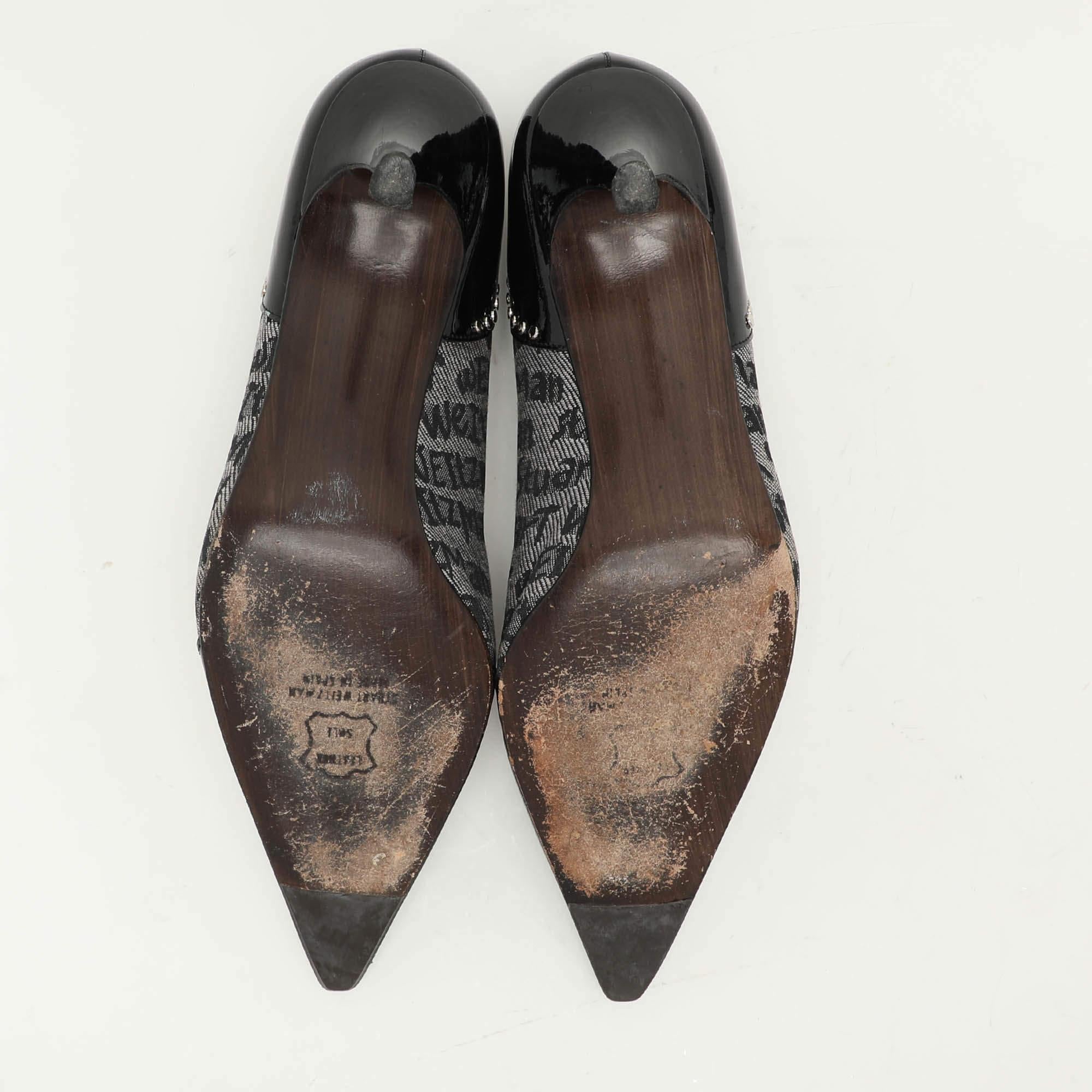 Escarpins Stuart Weitzman Signature en toile et cuir verni embellis, taille 39,5 en vente 1