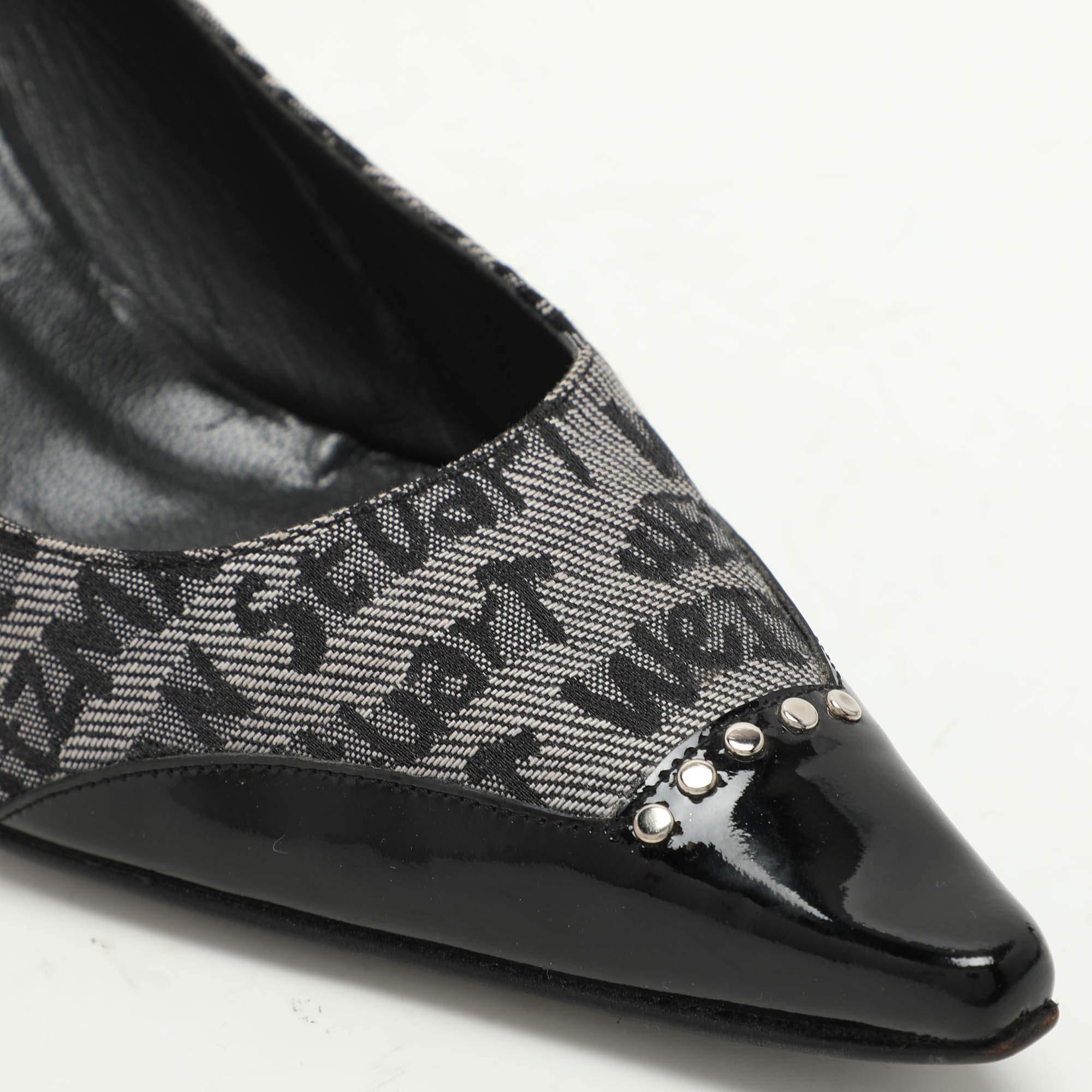 Escarpins Stuart Weitzman Signature en toile et cuir verni embellis, taille 39,5 en vente 2