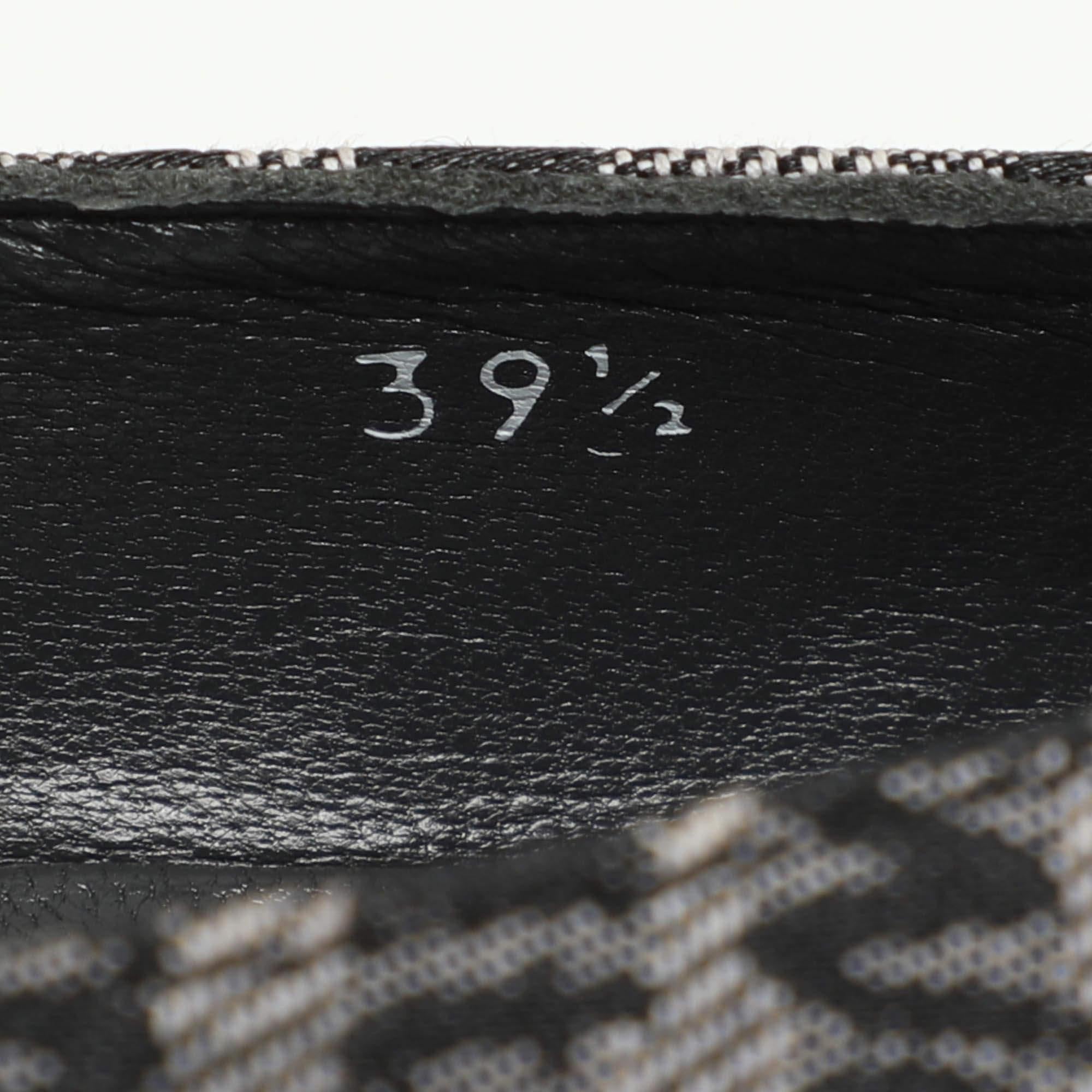 Escarpins Stuart Weitzman Signature en toile et cuir verni embellis, taille 39,5 en vente 3
