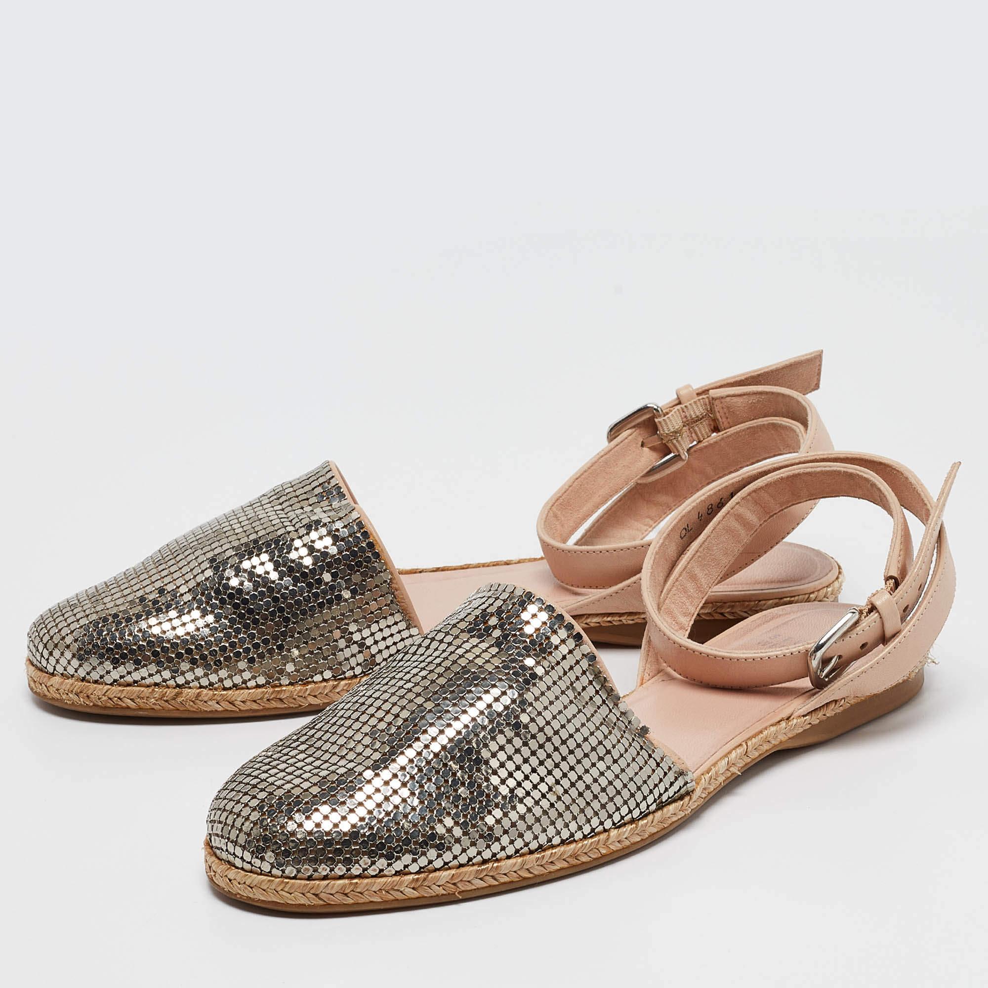 Un mix perfetto di stile e comfort, queste ballerine di design sono realizzate con materiali di qualità e incorniciano i tuoi piedi nel modo più raffinato. Possono essere abbinati a una miriade di abiti del vostro guardaroba.