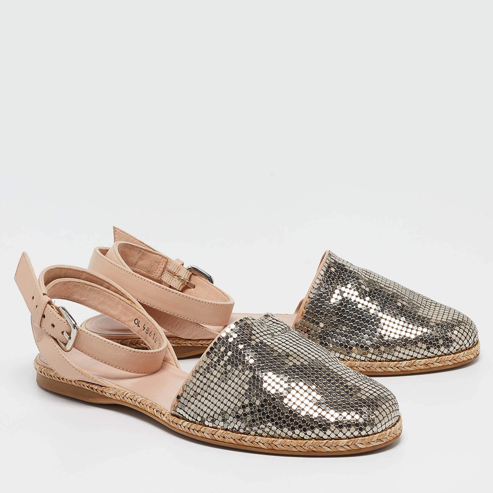 Stuart Weitzman Espadrillas colorblock in metallo e pelle argento/beige misura 38 In condizioni buone in vendita a Dubai, Al Qouz 2