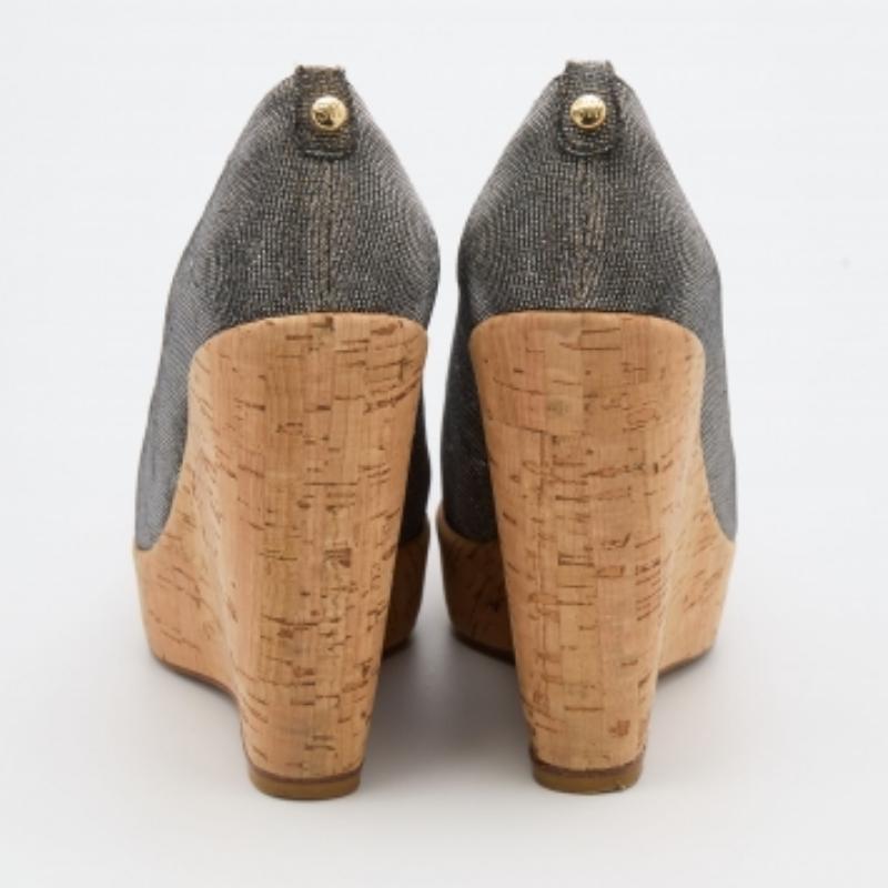 Stuart Weitzman Argento/Oro in tessuto lurex con zeppa in sughero Taglia 38,5 in vendita 1