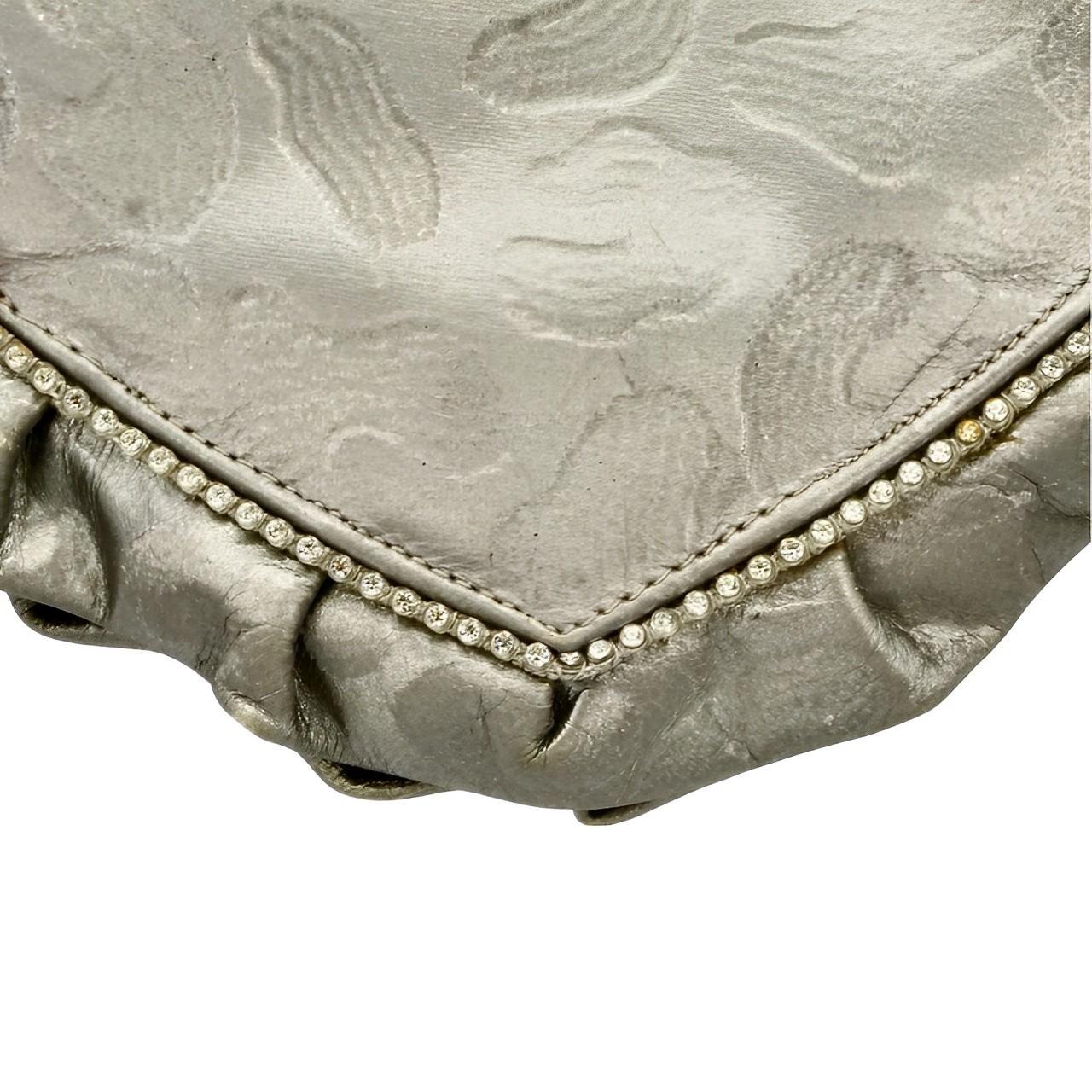 Stylish Stuart Weitzman silver grey leather shoulder bag with clear rhinestone highlights, and a magnetic clasp. Measuring width 19.5cm / 7.6 inches, height 19 cm / 7.48 inches, and with a strap drop of 52 cm / 20.4 inches. Inside there is a black