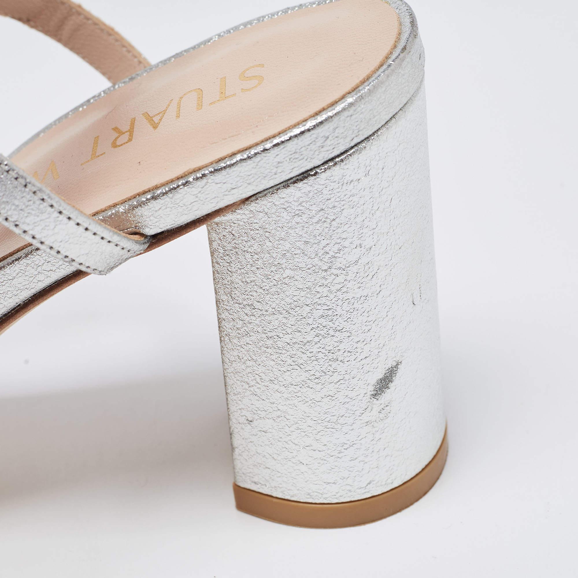 Stuart Weitzman Silberne Leder-Wickelsandalen mit Knöchelverschluss Größe 38,5 im Zustand „Gut“ im Angebot in Dubai, Al Qouz 2