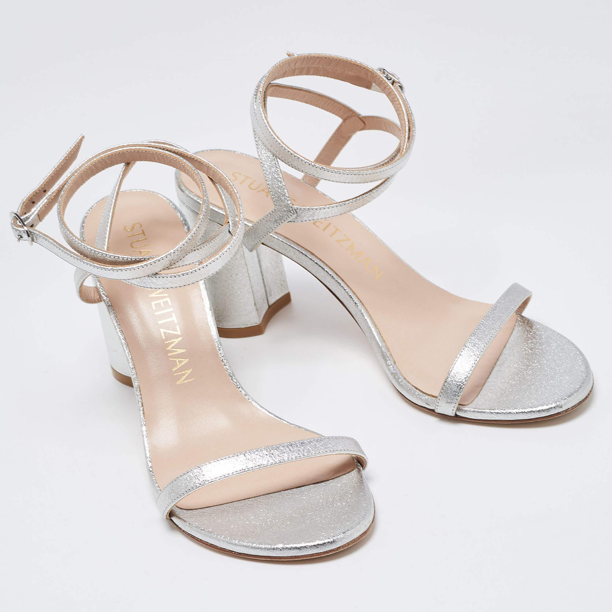 Stuart Weitzman Silberne Leder-Wickelsandalen mit Knöchelverschluss Größe 38,5 im Angebot 1