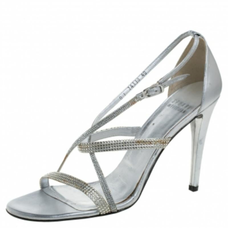 Timeless and visually stunning, these Stuart Weitzman sandals are here to mesmerize you and take your breath away! Royal in metallic silver, these sandals are crafted from leather and feature an open toe silhouette. They flaunt exquisite