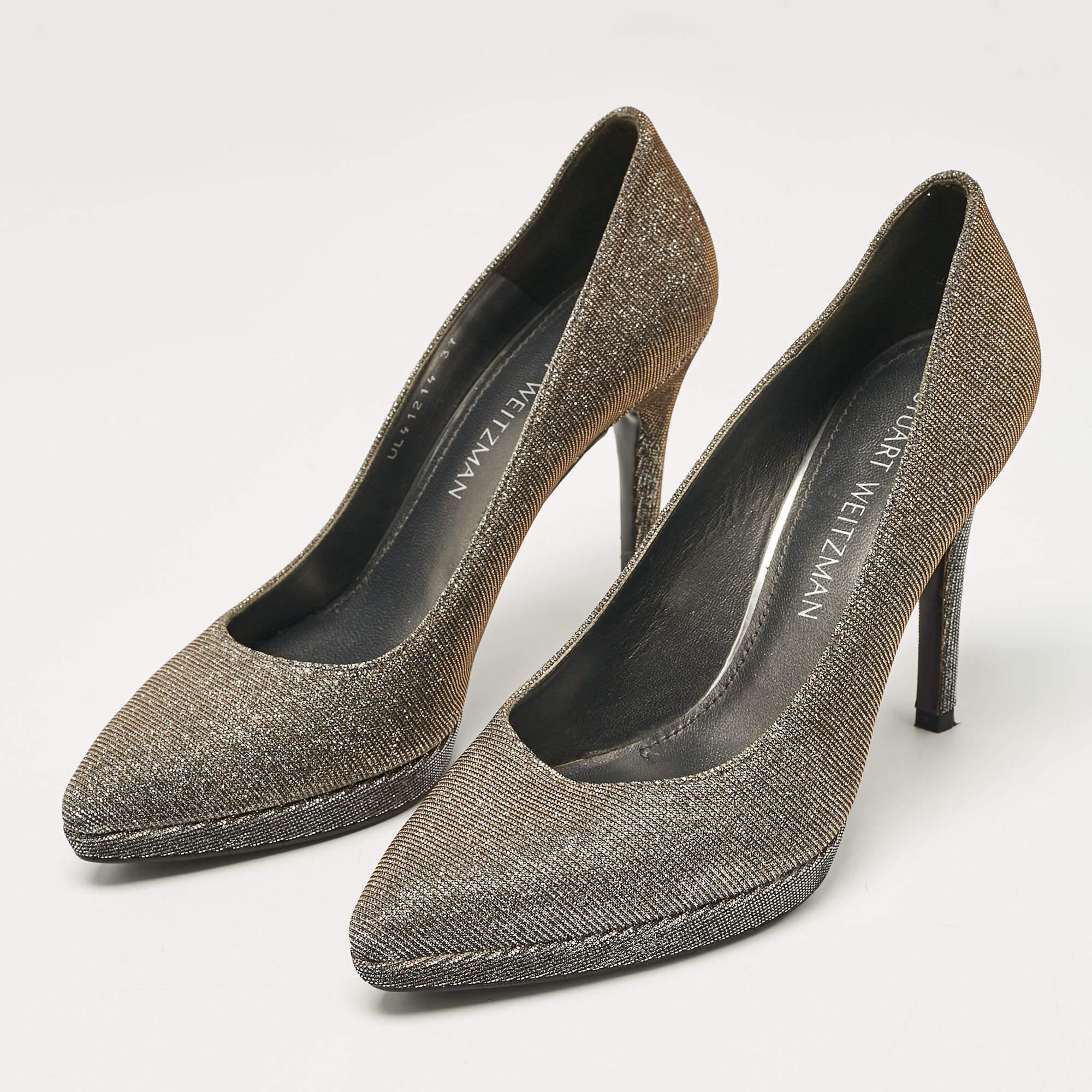 Des arches curvilignes, un attrait féminin et une structure bien construite définissent cet ensemble d'escarpins de créateur. Dotées de semelles intérieures confortables et de talons élégants, elles s'associent à vos tenues préférées.