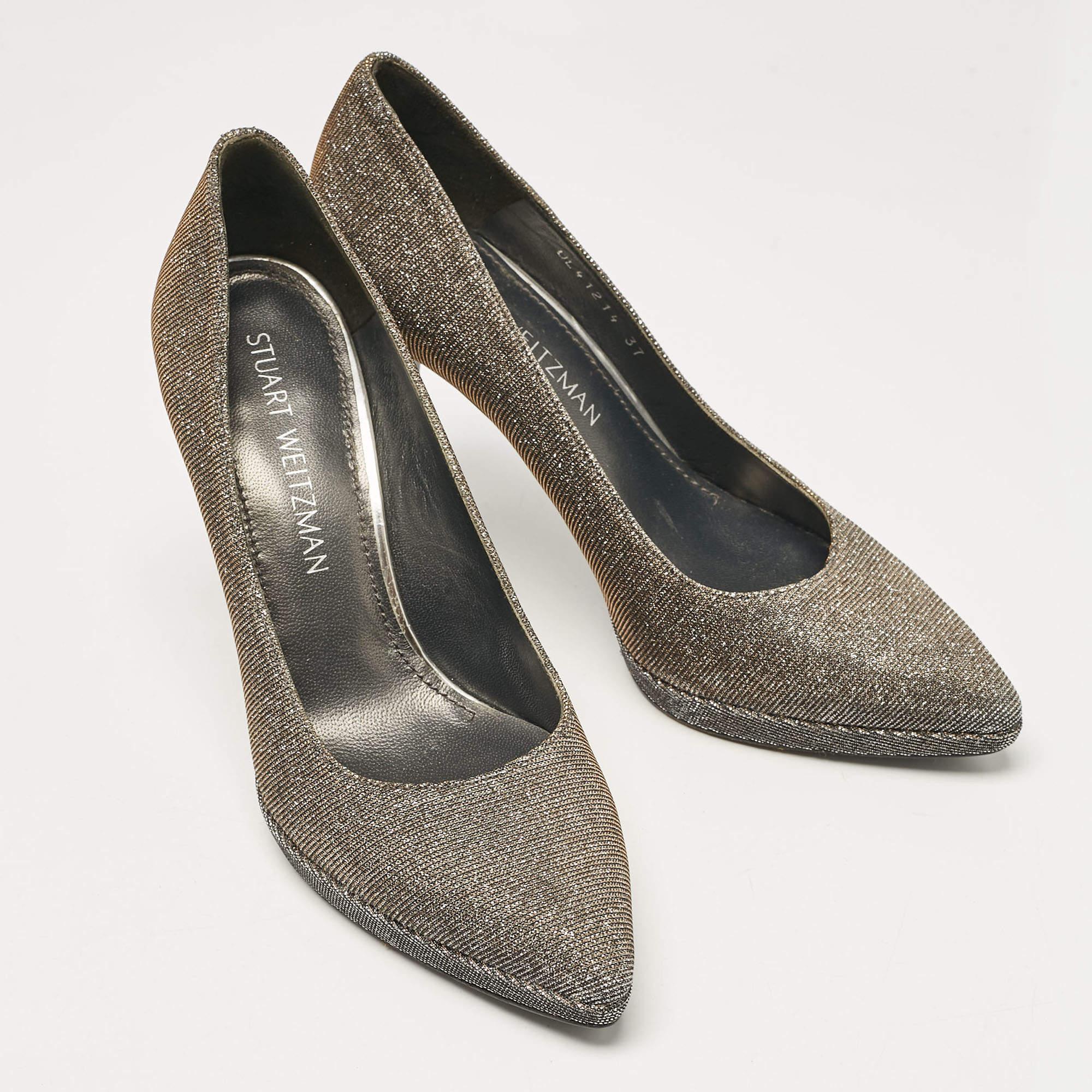 Stuart Weitzman escarpins à bout pointu en tissu lurex argenté taille 37 Bon état - En vente à Dubai, Al Qouz 2