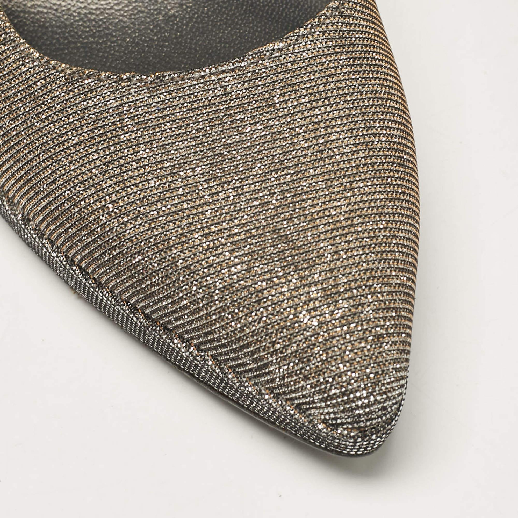 Stuart Weitzman escarpins à bout pointu en tissu lurex argenté taille 37 en vente 2
